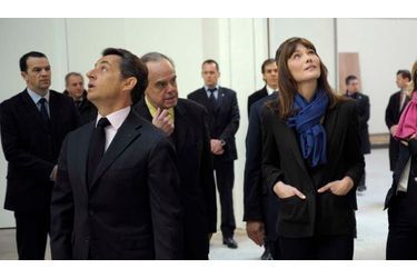 Nicolas Sarkozy, Carla Bruni-Sarkozy et ministre de la Culture Frédéric Mitterrand ont visité mercredi le chantier de rénovation des galeries dans le hall d'exposition du Grand Palais à Paris.