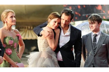 Le producteur de la saga, David Heyman, prend dans ses bras l’actrice Emma Watson, visiblement émue. Sont également présents sur la photo la romancière écossaise JK Rowling et le comédien britannique Daniel Radcliffe.