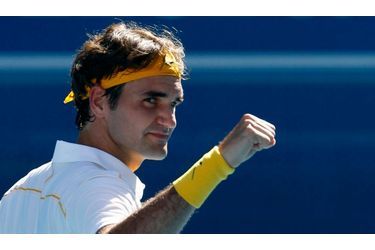    Roger Federer s'est qualifié dimanche pour les quarts de finale de l'Open d'Australie en concédant une manche à l'Espagnol Tommy Robredo. Vainqueur 6-3, 3-6, 6-3, 6-2, le Suisse, numéro deux mondial, atteint ce stade de la compétition dans un Grand Chelem pour la 27e fois consécutive, égalant au passage le record jusque-là détenu par l'Américain Jimmy Connors. Le Bâlois affrontera Wawrinka ou Roddick au prochain tour. 