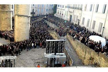 1500 personnes ont assisté aux obsèques de Georges Frêche en la catédrale Saint-Pierre de Montpellier. Ceux qui n'ont pu entrer dans l'édifice ont suivi la cérémonie sur écran géant.