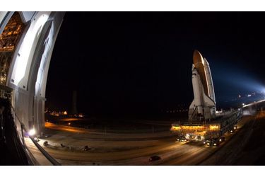 La navette spatiale Discovery est déjà installée sur la rampe de lancement, à Cap Canaveral, en Floride. 