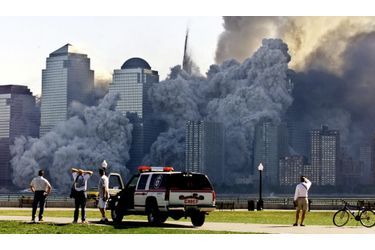 Les Twin Towers s&#039;effondrent devant des New-Yorkais médusés par un tel spectacle apocalyptique.