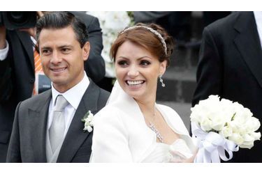 Enrique Pena Nieto, le gouverneur de l&#039;État de Mexico et potentiellement le futur président du pays, s&#039;est marié avec l&#039;actrice Angelica Rivera ce week-end à la cathédrale métropolitaine de Toluca, près de Mexico.