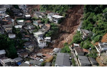 La ville de Teresopolis, au Nord de Rio de Janeiro, a été la victime d'un tragique glissement de terrain consécutif à des pluies diluviennes. Le bilan humain est effroyable avec 89 morts et une cinquantaine de disparus. 