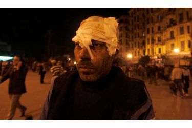 Un manifestant anti-gouvernemental, blessé lors d'affrontements avec des manifestants pro-gouvernementaux, place Tahrir au Caire.