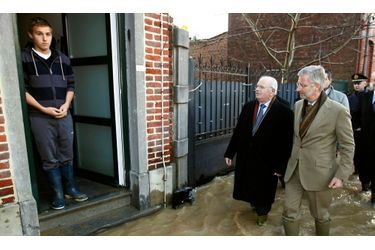 Le Prince Philippe de Belgique a rendu visite aux sinistrés des inondations de la ville de Lot, dans la banlieue de Bruxelles. 