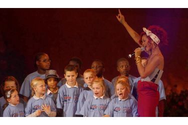 Rihanna était chargée du lancement des illuminations de Noël hier à Londres. La chanteuse était parfaite en chef d’orchestre, autour d’une dizaine d&#039;enfants sous le charme.