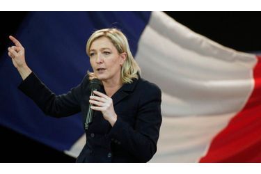 Marine Le Pen a été élue dimanche présidente du Front national avec 67,65 % des voix contre 32,35 % à son challenger, Bruno Gollnisch, a annoncé la direction du parti.