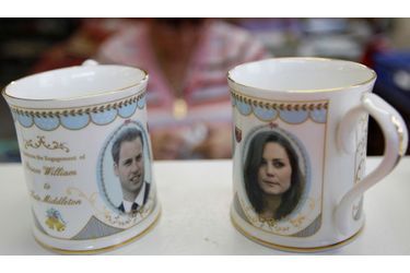Les souvenirs liés aux fiançailles du Prince William et de Kate Middleton sont déjà en production. Les analystes estiment que l&#039;union royale pourrait générer plus de 900 millions d&#039;euros de retombées commerciales. 