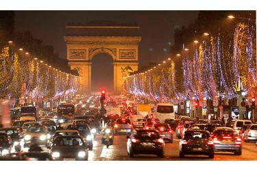 La plus belle avenue du monde s&#039;est parée de sa tenue de fête lundi dernier. De la place de l’Étoile à la Concorde, sur plus de deux kilomètres, des milliers de lumières font scintiller les 415 platanes de l’avenue. Cette année encore, ce sont des diodes basse consommation qui sont uitlisées, réduisant de plus de 70% la facture énergétique. Les illuminations des Champs-Elysées, de la grande roue de la place de la Concorde, de la Dame de fer sont à découvrir jusqu‘à la mi-janvier 2011.