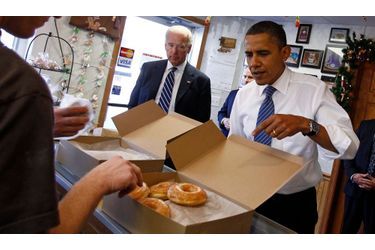 Le président américain Barack Obama et le vice-président Joe Biden commandent leurs donuts lors d&#039;une visite à Kokomo, dans l&#039;Indiana. 