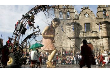 La petite géante est en balade à Guadalajara. La gigantesque marionnette de la troupe française d’art de rue Royal de luxe est actuellement en représentation pour quatre jours dans les rues de la ville mexicaine. 