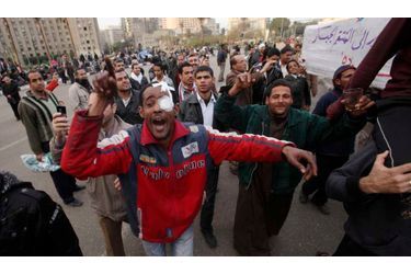 Plus de 5000 personnes étaient rassemblées mardi tôt dans la matinée dans le centre du Caire, place Tahrir, alors que ce sont par millions qu'elle sont attendues ce mardi pour protester contre le président égyptien Hosni Moubarak, et que l'armée s'est rangée du côté des manifestants en affirmant qu'elle ne tirerait pas sur eux.