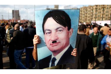Une pancarte d'un manifestant égyptien compare Hosni Moubarak à Adolf Hitler.Selon la loi de Godwin, plus une discussion dure longtemps, plus la probabilité d'une comparaison ou d'un argument impliquant les nazis ou Adolf Hitler s'approche de 1. 