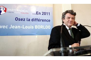  Jean-Louis Borloo présentait mercredi ses voeux à la presse. Il a annoncé que son Parti radical (PR) se prononcerait en mai sur son départ éventuel de l'UMP pour constituer une "confédération des centres".