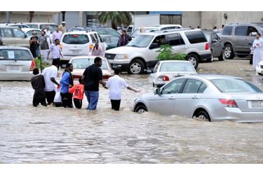 Les rues de Djeddah, en Arabie Saoudite. Des pluies torrentielles ont inondé la ville portuaire et entraîné de nombreuses coupures d’électricité. Les autorités craignent que ne se répète le scénario catastrophe qui avait coûté la vie à 120 personnes en 2009.