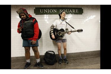  Des utilitaires du métro new-yorkais fêtent la 10e édition de la “No Pants Subway Ride“. Cette performance collective annuelle organisée par le groupe “Improv Everywhere“ consiste à oter son pantalon ou sa jupe dans les transports en commun. Ici, l’air de rien, ces jeunes gens vaquent à leurs occupations, en sous-vêtement. 