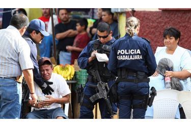  La famille réagit après avoir vu les cadavres de deux de leurs sœurs. Agées de huit et 12 ans, elles se sont retrouvées au milieu d’une scène de crime à Guadalajara. Selon les médias locaux, des hommes armés ont ouvert le feu dans la rue alors que les deux fillettes passaient. Quatre autres personnes seraient également blessées. 