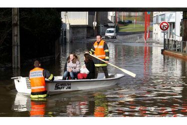 Des pompiers français évacuant les résidents de la ville de Jeumont, dans le Nord, en proie à des inondations importantes.