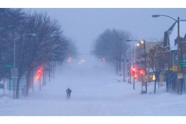 Un cycliste tente de se frayer un chemin dans la ville de Milwaukee, Wisconsin. Une tempête de neige s’abat actuellement sur les Etats-Unis, du Nouveau Mexique à l’état du Maine. La neige pourrait tomber encore plus et les températures chuter à nouveau.