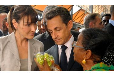 En visite en Martinique, le président français Nicolas Sarkozy et son épouse choisissent des fruits de saison sur un marché de Fort-de-France. 