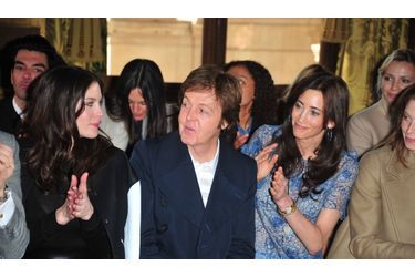 Paul McCartney et sa compagne Nancy Shevel, ainsi que l&#039;actrice Liv Tyler, ont assisté au défilé Stella McCartney pour le défilé de la collection automne-hiver 2011/2012 donné à l&#039;Opéra Garnier ce lundi. 