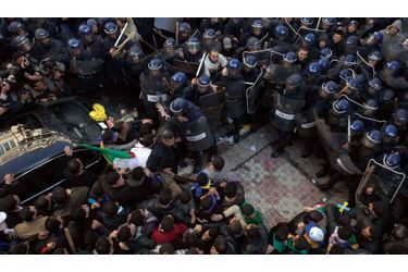 Après la révolution du Jasmin en Tunisie, c’est au tour de l’Algérie de s’embraser. Des policiers tentent de disperser une manifestation à Alger. Plusieurs blessés sont à déplorer selon les organisateurs et les médias officiels du pays.