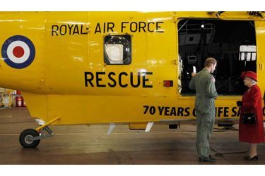  La reine Elisabeth est venue vendredi rendre visite à son petit-fils William, sur la base du Pays de Galles où il est en poste. Le prince, qui doit épouser sa fiancée Kate Middleton à la fin du mois, est pilote d&#039;hélicoptère Sea King, un appareil dédié aux secours. 