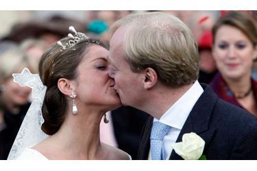 Le prince Carlos de Bourbon-Parme, neveu de la reine Beatrix des Pays-Bas, et Annemarie Gualtérie van Weezel se sont unis devant Dieu ce samedi à Bruxelles. Leur mariage civil avait déjà eu lieu, le 12 juin dans l’intimité familiale.