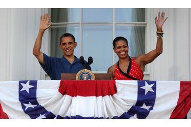 Le président américain Barack Obama et sa femme Michelle saluent depuis leur balcon les familles des militaires venues à un barbecue organisé à la Maison Blanche pour célébrer la Journée de l&#039;Indépendance de l’Amérique.
