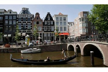 Amsterdam est sur la deuxième marche du podium, ex-æquo avec Paris et ses 79% de critères positifs. La capitale hollandaise obtient deux fois la première position (signalétique dans l’aéroport et hôtel), et 4 fois la deuxième position (taxi, excursion en bus, musée, office du tourisme de la ville).