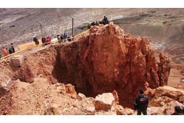 Le Cerro Rico, sommet andin culminant à 4 782 m d'altitude, en Bolivie. Les pluies torrentielles qui se sont abattues sur la région de Potosí ont creusé à flanc de montagne un cratère de 17 mètres de diamètre et de 22 mètres de profondeur.