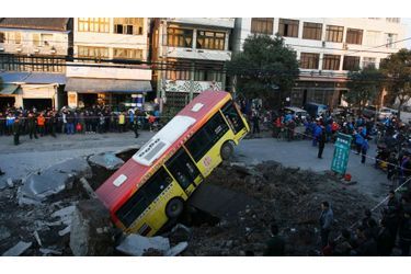 Un bus dans une fosse creusée par une explosion souterraine à Rui'an, la province du Zhejiang, en Chine. Le chauffeur de l’autobus a été blessé, ainsi qu’un petit garçon de 6 ans, rapporte l’agence de presse Xinhua News. Une enquête a été ouverte pour déterminer les causes de l’explosion.