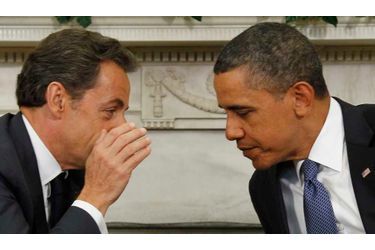 Nicolas Sarkozy chuchote quelque chose à l'oreille de Barack Obama lors d'une rencontre dans le bureau ovale à Washington. Le président français a évoqué avec son homologue américain leur coopération dans le cadre de sa présidence du G20.