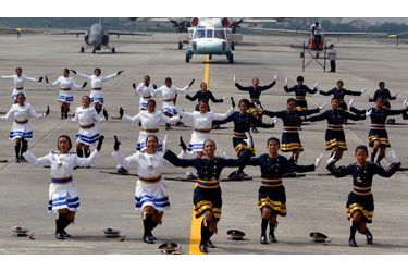 Des femmes soldats appartenant à la Force aérienne des Philippines effectuent une danse pour célébrer le 63e anniversaire de la compagnie à la base de Pasay, à Manille.