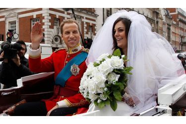 Des sosies du prince William et de Kate Middleton, dans un carrosse avant une séance de dédicace dans une librairie de Londres.