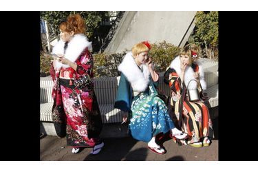  Ces jeunes femmes japonaises en kimono fument des cigarettes lors de leur Coming of Age Day, à Tokyo. Cet évènement est fêté chaque année, le deuxième lundi du mois de janvier, et félicite tous ceux qui ont atteint l'âge de 20 ans. Selon un rapport local, environ 1 240 000 hommes et femmes qui sont nés en 1990 ont atteint cet âge, c’est là le plus petit score depuis 1968, dans un des plus vieux pays du monde. 