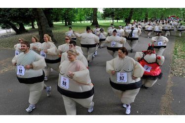 Tous les ans à Londres, une course en costume de sumo est organisée. Le principe est de courir sur 5 kilomètres dans le parc de Battersea. L&#039;inscription est payante et l&#039;argent est reversé à une association pour les enfants du monde.