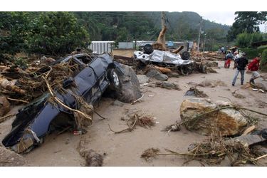 <br />
Les inondations et les glissements de terrain survenus près de Rio de Janeiro au Brésil ont fait au moins 482 morts et ce bilan annoncé jeudi risque de s'alourdir car les secouristes n'ont pas encore atteint tous les secteurs touchés. Des torrents d'eau et de boue provoqués par des pluies diluviennes ont semé la dévastation dans la région montagneuse de Serrana. Des maisons ont été emportées, des routes détruites et des familles entières ensevelies dans leur sommeil. Le journal Folha de Sao Paulo a parlé de la pire catastrophe naturelle au Brésil en 40 ans. Plus de 200 personnes ont été tuées dans la seule ville de Teresopolis. 