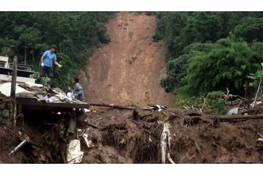 Six jours après les inondations meurtrières au Brésil, le bilan continue de s’alourdir. La pluie a fait son retour, empêchant les secours d’avancer dans les endroits les plus reculés de la région de Serrana, non loin de Rio de Janeiro.