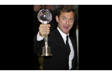 Jude Law a reçu lundi un prix d&#039;honneur pour sa contribution au septième art au festival international du film de Karlovy Vary, en République Tchèque. 