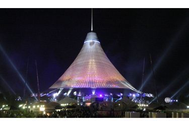 Inauguration de Khan Shatyr, la plus grande tente du monde conçue par l&#039;architecte anglais Norman Foster, abritant un mini terrain de golf, des chuttes d&#039;eau et des jardins botaniques, le 6 juillet 2010 à Astana au Kazakhstan.