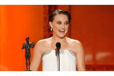 Natalie Portman a remporté hier le SAG Award de la meilleure actrice de l'année pour son rôle dans Black Swan de Darren Aronofsky. Enceinte jusqu'aux yeux, elle a remercié ses parents... et son amoureux, le Français Benjamin Millepied.