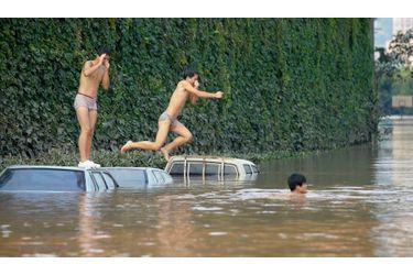 Des adolescents plongent dans un parc de Chongqing, au sud-ouest de la Chine, inondé par la crue du fleuve Yangtze.