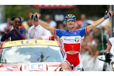 Les Français continuent de briller sur le Tour. Au lendemain de la victoire de Christophe Riblon à Ax-3 Domaines, qui faisait déjà suite aux deux victoires sur cette Grande Boucle de Sylvain Chavanel et puis de Sandy Casar, Thomas Voeckler a croqué lui aussi sa victoire d&#039;étape, arrivé en solitaire à Bagnères-de-Luchon, terme de la 15e étape. Le champion de France en titre signe sa deuxième victoire sur le Tour de France après son succès l&#039;année dernière à Perpignan.