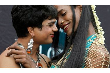 Deux participants au Queer Azadi de Mumbai, un défilé en faveur des gays, lesbiennes, bisexuels et transexuels organisé le 2 juillet 2010, célèbrent le premier anniversaire de la dépénalisation de l&#039;homosexualité en Inde.