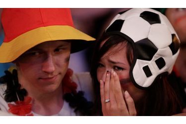 La Coupe du monde 2010 proposera, dimanche à Johannesbourg, une finale inédite de laquelle sortira un nouveau champion du monde. Les Pays-Bas, qualifiés depuis mardi et leur victoire contre l&#039;Uruguay (3-1) pour la troisième finale de leur histoire après 1974 et 1978, seront opposés à l&#039;Espagne, jamais invitée à ce stade de la compétition planétaire. La Roja a mis fin, mercredi à Durban, au parcours de l&#039;Allemagne en demi-finale (1-0) en monopolisant le ballon avant de marquer en seconde période sur un coup de boule de Puyol (73e). Les Allemands tenteront de se consoler samedi lors de la petite finale contre l&#039;Uruguay.