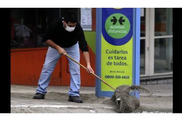 Les trottoirs recouverts de poussière doivent être nettoyés, comme dans la station balnéaire de San Carlos de Bariloche, en Argentine.