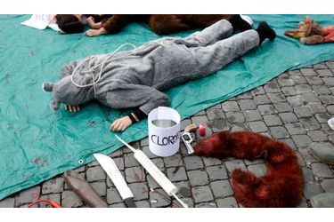 Des activistes de l’association américaine de défense pour les animaux PETA (People for the Ethical Treatment of Animals), protestent contre l’utilisation de la fourrure animale dans l’industrie de la mode lors du World Fur Free Friday (WFFF) à Rome.