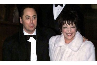Le 16 mars 2002, Liza Minnelli épousait en quatrièmes noces le producteur David Gest. La cérémonie a eu lieu à l’église Marble Collegiate Church de New York. La star avait pour témoin Michael Jackson et Elizabeth Taylor en dame d’honneur. Plus de 800 invités ont assisté à la réception qui s’est déroulée dans un luxueux hôtel à proximité. Le gâteau, comprenant douze étages, a coûté à lui seul 40 000 dollars… Le couple a divorcé un an plus tard.